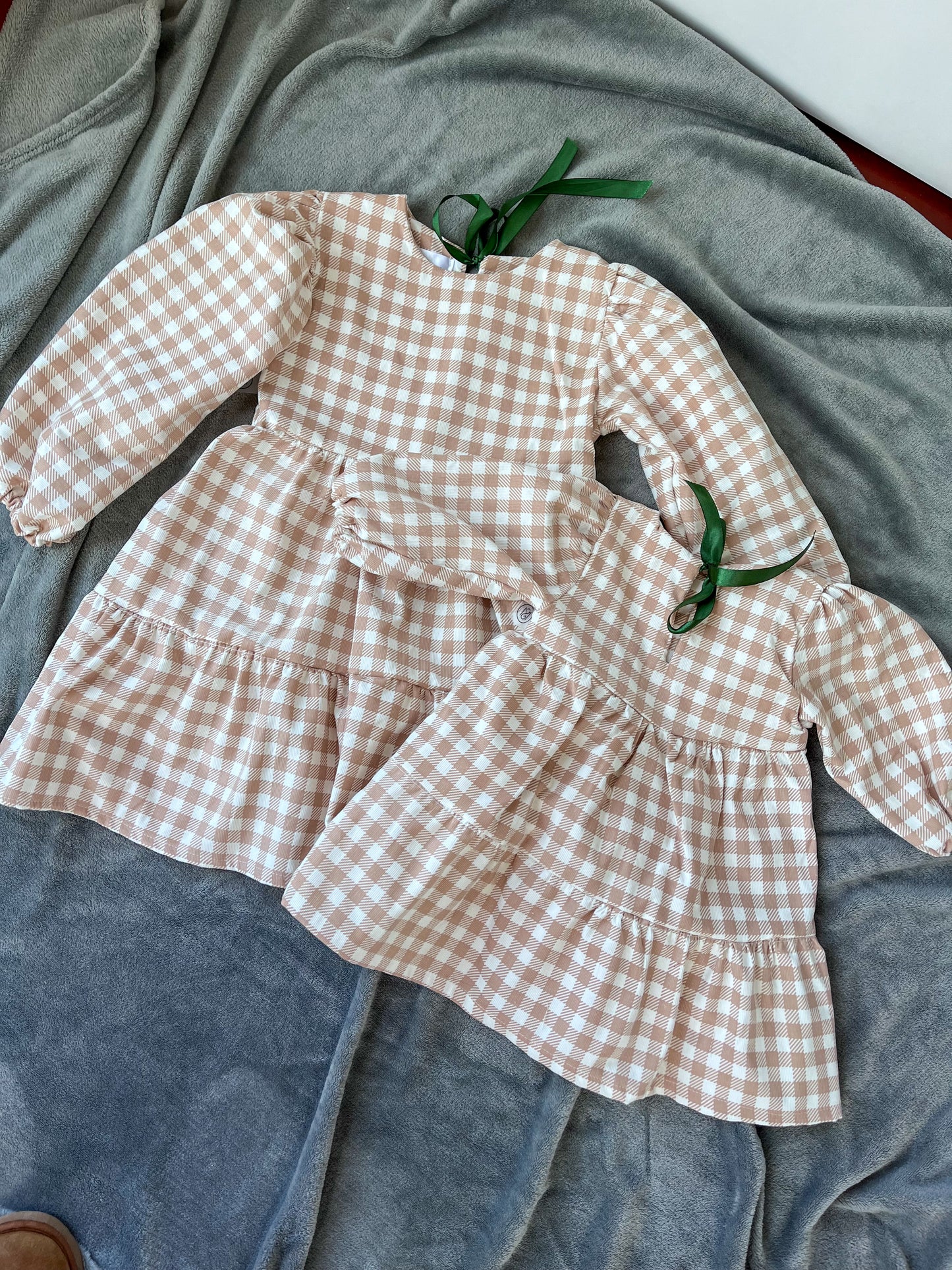 Vestido xadrez bege adulto e bebé/criança