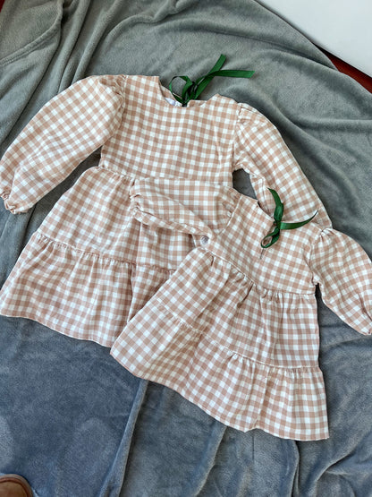 Vestido xadrez bege adulto e bebé/criança